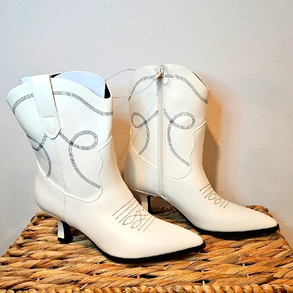 NWT Universal Threads Women's White Western Healed Side Zip Cowboy Boots Sz.7.5 - Picture 1 of 7
